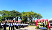 Ribuan PPPK Paruh Waktu saat dilantik di Lapangan Nagara Bhakti Pamekasan pada 2025. (LAILIYATUN NURIYAH/KLIK MADURA)