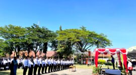 Ribuan PPPK Paruh Waktu saat dilantik di Lapangan Nagara Bhakti Pamekasan pada 2025. (LAILIYATUN NURIYAH/KLIK MADURA)