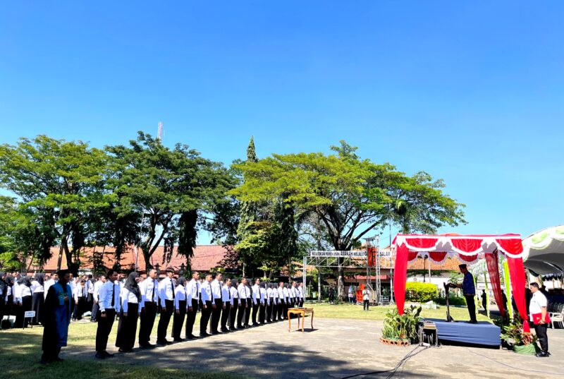 Ribuan PPPK Paruh Waktu saat dilantik di Lapangan Nagara Bhakti Pamekasan pada 2025. (LAILIYATUN NURIYAH/KLIK MADURA)