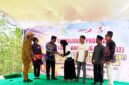 Bupati Pamekasan Dr. KH. Kholulilurrahman saat memberikan BLT DBHCHT kepada buruk rokok. (KLIKMADURA)