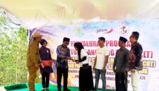 Bupati Pamekasan Dr. KH. Kholulilurrahman saat memberikan BLT DBHCHT kepada buruk rokok. (KLIKMADURA)