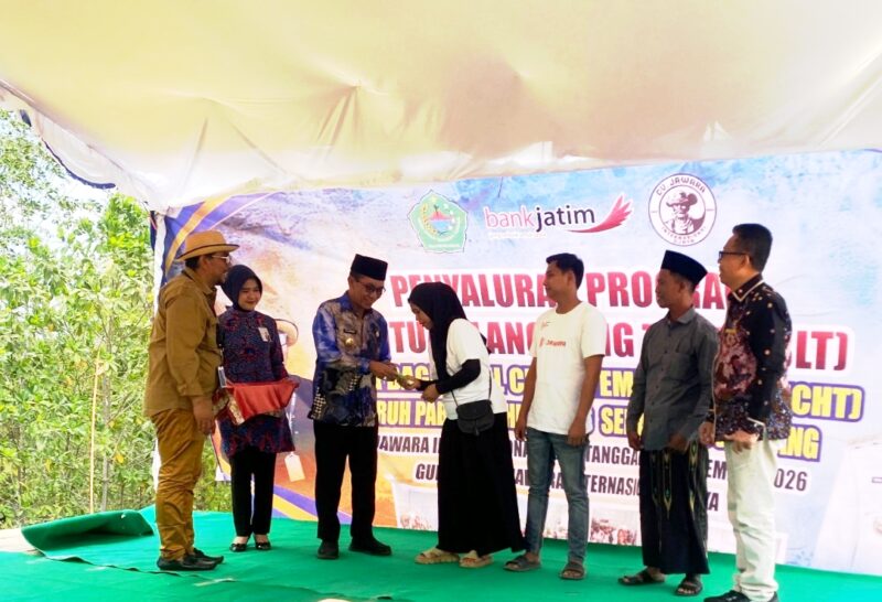 Bupati Pamekasan Dr. KH. Kholulilurrahman saat memberikan BLT DBHCHT kepada buruk rokok. (KLIKMADURA)