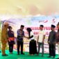 Bupati Pamekasan Dr. KH. Kholulilurrahman saat memberikan BLT DBHCHT kepada buruk rokok. (KLIKMADURA)