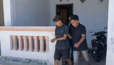 Salah satu tersangka penyalahgunaan narkoba saat diamankan di Kecamatan Lenteng, Sumenep. (KLIKMADURA)