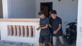 Salah satu tersangka penyalahgunaan narkoba saat diamankan di Kecamatan Lenteng, Sumenep. (KLIKMADURA)