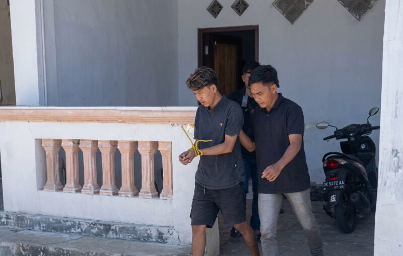 Salah satu tersangka penyalahgunaan narkoba saat diamankan di Kecamatan Lenteng, Sumenep. (KLIKMADURA)