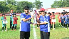 Bupati Sumenep, Achmad Fauzi Wongsojudo (kiri) bersama Kepala Dinas Pendidikan, Mohamad Iksan mengangkat trofi turnamen mini soccer U-13. (KLIKMADURA)