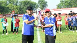 Bupati Sumenep, Achmad Fauzi Wongsojudo (kiri) bersama Kepala Dinas Pendidikan, Mohamad Iksan mengangkat trofi turnamen mini soccer U-13. (KLIKMADURA)