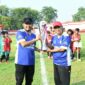 Bupati Sumenep, Achmad Fauzi Wongsojudo (kiri) bersama Kepala Dinas Pendidikan, Mohamad Iksan mengangkat trofi turnamen mini soccer U-13. (KLIKMADURA)