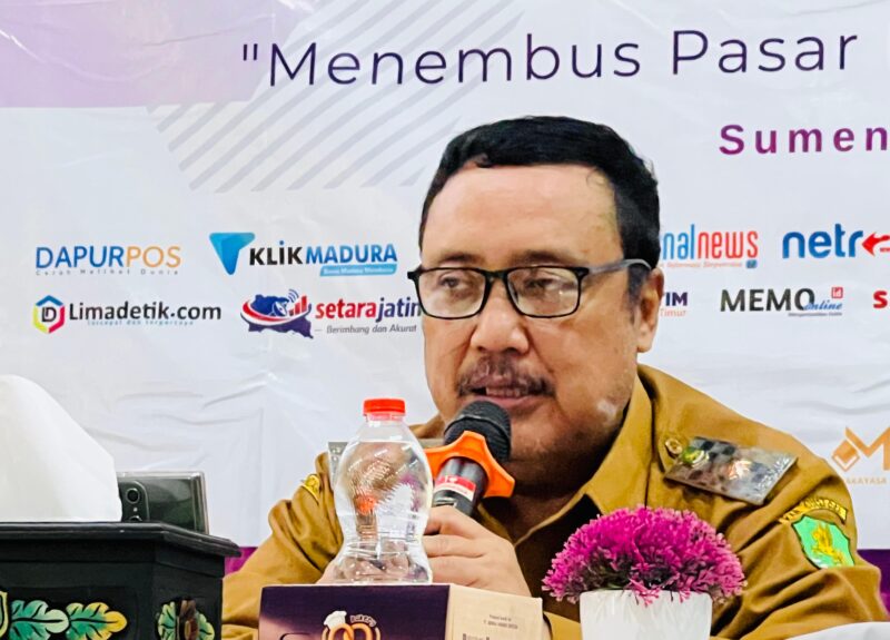 Kepala Dinas Pemberdayaan Masyarakat dan Desa (DPMD) Kabupaten Sumenep, Achmad Dzulkarnain saat menghadiri Raker SMSI Sumenep. (KLIKMADURA)