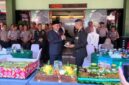 Ketua DPRD Pamekasan, Ali Masykur bersama Dandim 0826 / Pamekasan, Letkol Kav Agus Wibowo Hendratmoko berbagi nasi tumpeng, Senin (5/10/2026).
