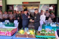 Ketua DPRD Pamekasan, Ali Masykur bersama Dandim 0826 / Pamekasan, Letkol Kav Agus Wibowo Hendratmoko berbagi nasi tumpeng, Senin (5/10/2026).