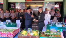 Ketua DPRD Pamekasan, Ali Masykur bersama Dandim 0826 / Pamekasan, Letkol Kav Agus Wibowo Hendratmoko berbagi nasi tumpeng, Senin (5/10/2026).