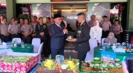 Ketua DPRD Pamekasan, Ali Masykur bersama Dandim 0826 / Pamekasan, Letkol Kav Agus Wibowo Hendratmoko berbagi nasi tumpeng, Senin (5/10/2026).