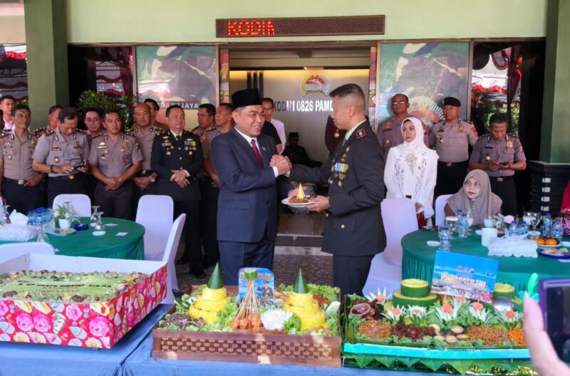Ketua DPRD Pamekasan, Ali Masykur bersama Dandim 0826 / Pamekasan, Letkol Kav Agus Wibowo Hendratmoko berbagi nasi tumpeng, Senin (5/10/2026).