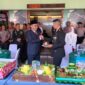 Ketua DPRD Pamekasan, Ali Masykur bersama Dandim 0826 / Pamekasan, Letkol Kav Agus Wibowo Hendratmoko berbagi nasi tumpeng, Senin (5/10/2026).