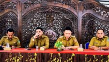 Plt Kepala DPRKP Pamekasan saat memberikan arahan dihadapan kepala desa dan lurah se-Kecamatan kota Pamekasan, Rabu (6/10/2026).