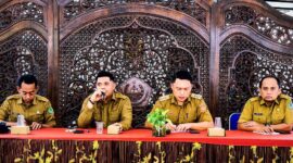 Plt Kepala DPRKP Pamekasan saat memberikan arahan dihadapan kepala desa dan lurah se-Kecamatan kota Pamekasan, Rabu (6/10/2026).