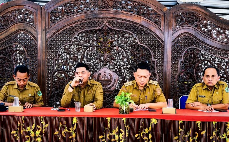 Plt Kepala DPRKP Pamekasan saat memberikan arahan dihadapan kepala desa dan lurah se-Kecamatan kota Pamekasan, Rabu (6/10/2026).