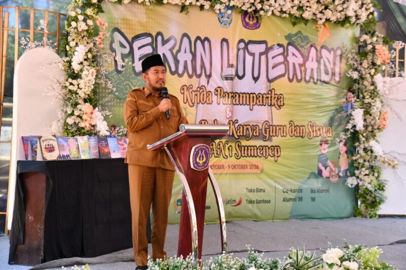 Bupati Sumenep, Achmad Fauzi Wongsojudo menyampaikan sambutan saat menghadiri Pekan Literasi 2026 di SMAN 1 Sumenep. (KLIKMADURA)