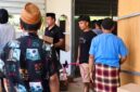 Seseorang terlihat membawa celurit saat berada di rumah Siti Wardatus Sholehah di Dusun Salatreh, Desa Plakpak, Kecamatan Pegantenan, Pamekasan. (KLIKMADURA)