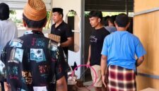 Seseorang terlihat membawa celurit saat berada di rumah Siti Wardatus Sholehah di Dusun Salatreh, Desa Plakpak, Kecamatan Pegantenan, Pamekasan. (KLIKMADURA)