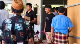 Seseorang terlihat membawa celurit saat berada di rumah Siti Wardatus Sholehah di Dusun Salatreh, Desa Plakpak, Kecamatan Pegantenan, Pamekasan. (KLIKMADURA)