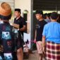 Seseorang terlihat membawa celurit saat berada di rumah Siti Wardatus Sholehah di Dusun Salatreh, Desa Plakpak, Kecamatan Pegantenan, Pamekasan. (KLIKMADURA)
