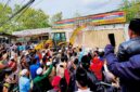 Ratusan simpatisan pondok pesantren se-kecamatan Palengaan saat menyaksikan pembongkaran gerai Indomaret di Desa Panaan, Kecamatan Palengaan, Rabu (7/10/2026).