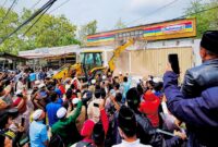 Ratusan simpatisan pondok pesantren se-kecamatan Palengaan saat menyaksikan pembongkaran gerai Indomaret di Desa Panaan, Kecamatan Palengaan, Rabu (7/10/2026).