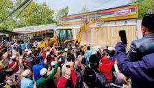 Ratusan simpatisan pondok pesantren se-kecamatan Palengaan saat menyaksikan pembongkaran gerai Indomaret di Desa Panaan, Kecamatan Palengaan, Rabu (7/10/2026).