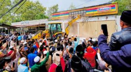 Ratusan simpatisan pondok pesantren se-kecamatan Palengaan saat menyaksikan pembongkaran gerai Indomaret di Desa Panaan, Kecamatan Palengaan, Rabu (7/10/2026).