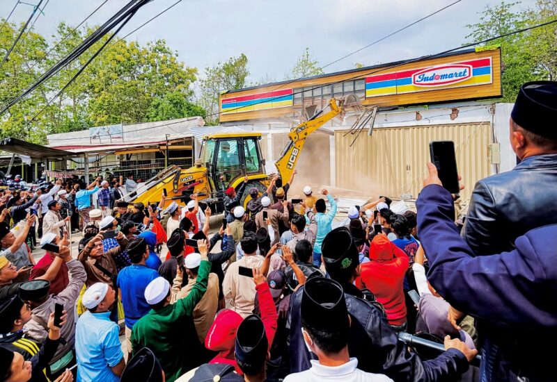 Ratusan simpatisan pondok pesantren se-kecamatan Palengaan saat menyaksikan pembongkaran gerai Indomaret di Desa Panaan, Kecamatan Palengaan, Rabu (7/10/2026).