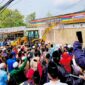 Ratusan simpatisan pondok pesantren se-kecamatan Palengaan saat menyaksikan pembongkaran gerai Indomaret di Desa Panaan, Kecamatan Palengaan, Rabu (7/10/2026).