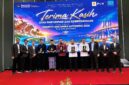 Jajaran pimpinan PLN UP3 Madura foto bersana dengan lima penerima penghargaan. (KLIKMADURA)