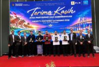 Jajaran pimpinan PLN UP3 Madura foto bersana dengan lima penerima penghargaan. (KLIKMADURA)