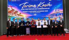Jajaran pimpinan PLN UP3 Madura foto bersana dengan lima penerima penghargaan. (KLIKMADURA)