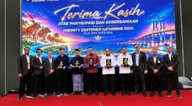 Jajaran pimpinan PLN UP3 Madura foto bersana dengan lima penerima penghargaan. (KLIKMADURA)