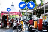 Pengendara saat antri di tempat parkir RSUD Smart Pamekasan. (MOH. IQBALUL KUAVEI MZ / KLIKMADURA)