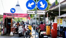 Pengendara saat antri di tempat parkir RSUD Smart Pamekasan. (MOH. IQBALUL KUAVEI MZ / KLIKMADURA)