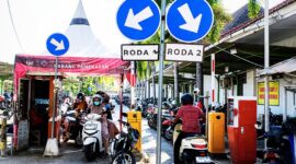 Pengendara saat antri di tempat parkir RSUD Smart Pamekasan. (MOH. IQBALUL KUAVEI MZ / KLIKMADURA)