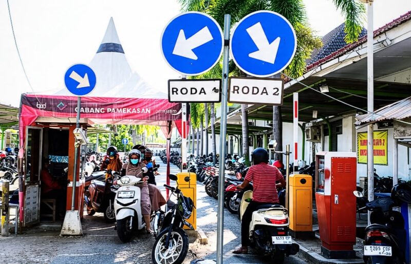 Pengendara saat antri di tempat parkir RSUD Smart Pamekasan. (MOH. IQBALUL KUAVEI MZ / KLIKMADURA)
