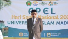 Rektor UIM, Dr. H. Ahmad saat memimpin apel HSN 2026. (KLIKMADURA)