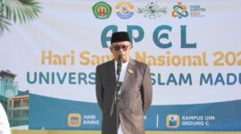 Rektor UIM, Dr. H. Ahmad saat memimpin apel HSN 2026. (KLIKMADURA)