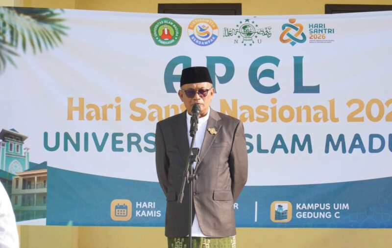 Rektor UIM, Dr. H. Ahmad saat memimpin apel HSN 2026. (KLIKMADURA)