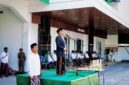 Ketua PCNU Pamekasan, KH. Muchlis Nasir, saat memimpin apel peringatan HSN 2026. (MOH. IQBALUL KHAVEI MZ / KLIKMADURA)