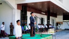 Ketua PCNU Pamekasan, KH. Muchlis Nasir, saat memimpin apel peringatan HSN 2026. (MOH. IQBALUL KHAVEI MZ / KLIKMADURA)