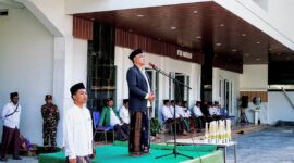 Ketua PCNU Pamekasan, KH. Muchlis Nasir, saat memimpin apel peringatan HSN 2026. (MOH. IQBALUL KHAVEI MZ / KLIKMADURA)