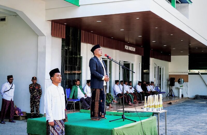 Ketua PCNU Pamekasan, KH. Muchlis Nasir, saat memimpin apel peringatan HSN 2026. (MOH. IQBALUL KHAVEI MZ / KLIKMADURA)
