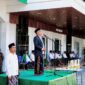 Ketua PCNU Pamekasan, KH. Muchlis Nasir, saat memimpin apel peringatan HSN 2026. (MOH. IQBALUL KHAVEI MZ / KLIKMADURA)
